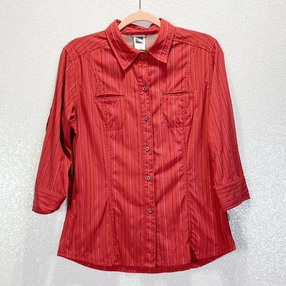 The North Face Women’s shirt size medium - Picture 3 of 11